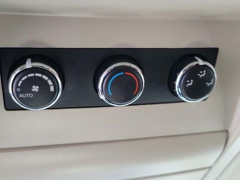 Used 2014 Chrysler Town & Country Touring image 12