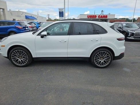 Used 2022 Porsche Cayenne Platinum Edition image 5