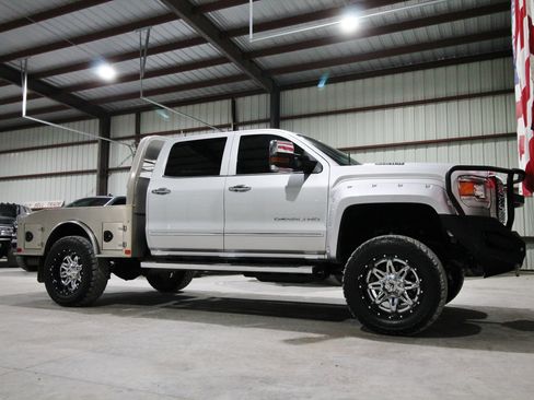 Used 2018 GMC Sierra 2500 Denali w/ Duramax Plus Package AWD/4WD image 15