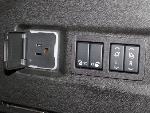 Used 2025 GMC Yukon Denali w/ Advanced Technology Package image 49