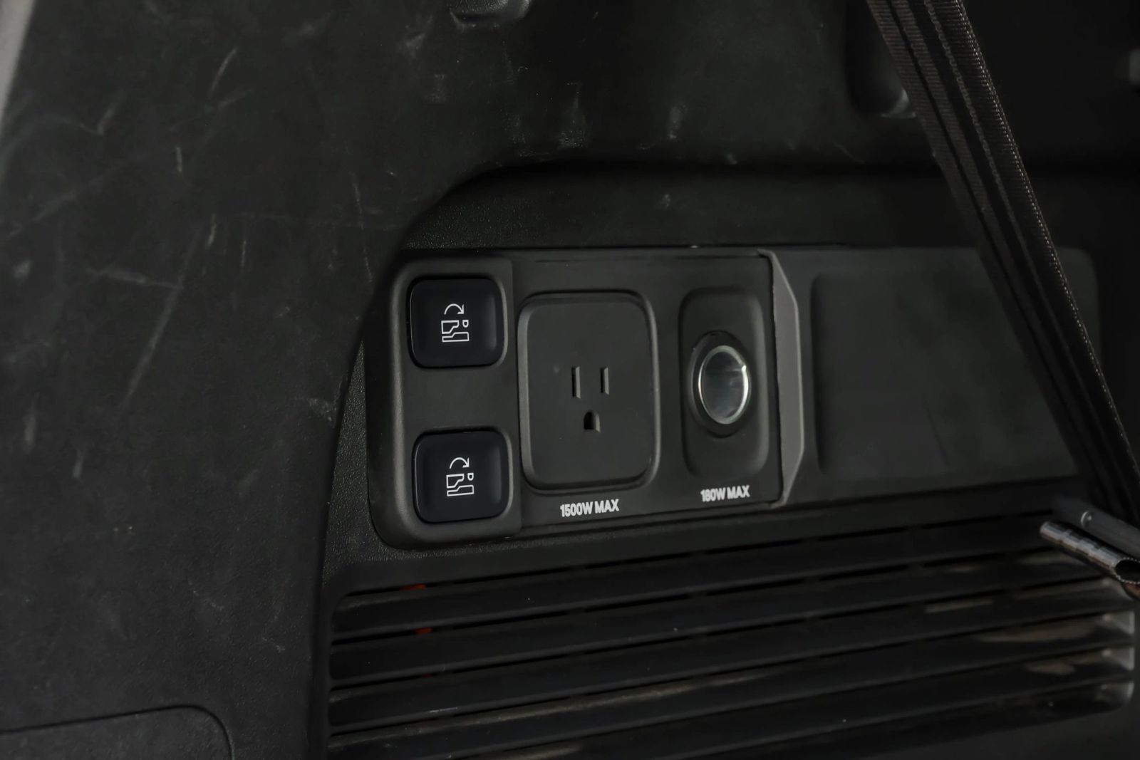 Used 2024 Rivian R1S Adventure Dual AWD/4WD image 65