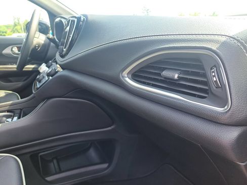 Used 2026 Chrysler Pacifica Limited FWD image 38