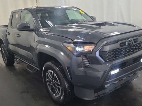 Used 2025 Toyota Tacoma SR5 image 4