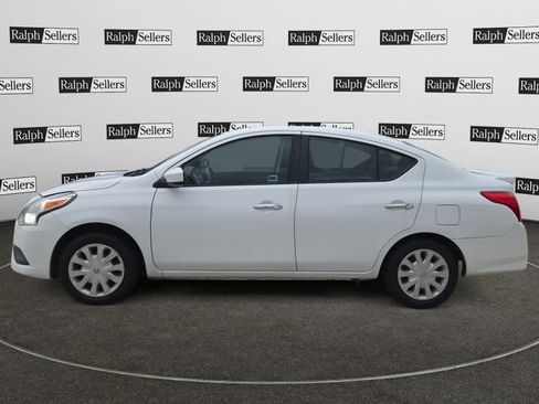 Used 2016 Nissan Versa SV FWD image 3