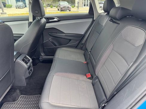 Used 2022 Volkswagen Taos SE w/ Panoramic Sunroof Package FWD image 8