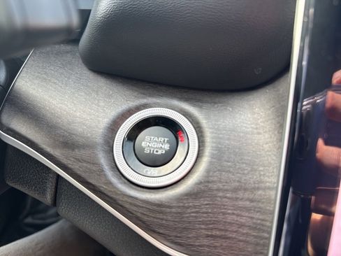 Used 2023 Jeep Grand Cherokee L Limited w/ Black Appearance Package image 32