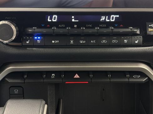 Used 2025 Toyota Tundra Limited AWD/4WD image 24