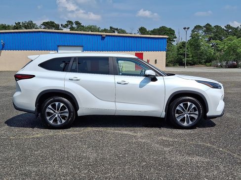 Used 2023 Toyota Highlander XLE AWD/4WD image 24