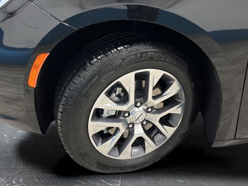 Used 2023 Chrysler Pacifica Pinnacle FWD image 41