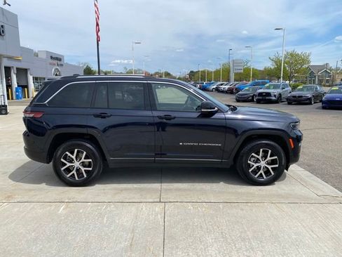 Used 2023 Jeep Grand Cherokee Limited AWD/4WD image 2