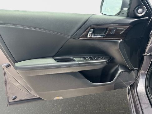 Used 2017 Honda Accord Touring image 14