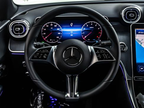 Used 2025 Mercedes-Benz GLC 300 image 18