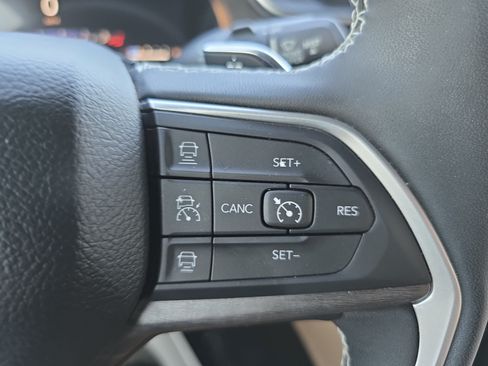 Used 2023 Jeep Grand Cherokee L Limited AWD/4WD image 19