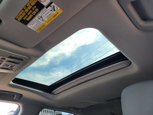 Used 2021 Toyota Highlander XLE FWD image 19