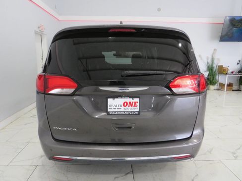Used 2019 Chrysler Pacifica Touring-L image 4