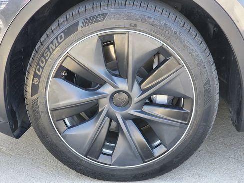 Used 2024 Tesla Model Y Long Range AWD/4WD image 9