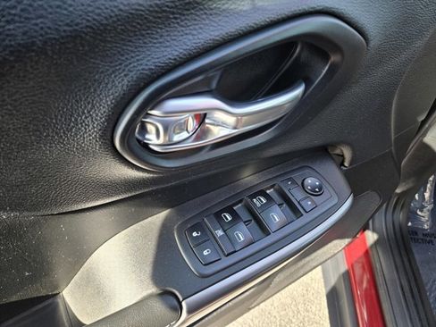 Used 2019 Jeep Cherokee Latitude w/ Cold Weather Group image 34