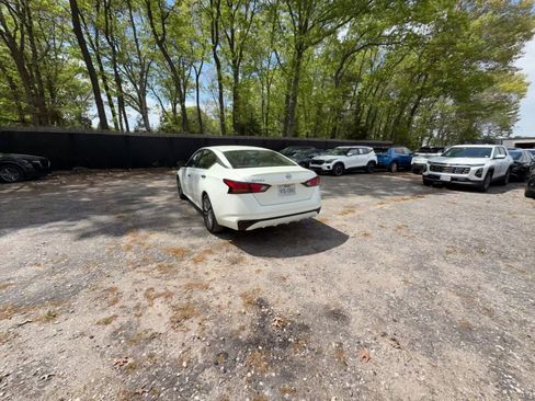 Used 2025 Nissan Altima 2.5 SV FWD image 16