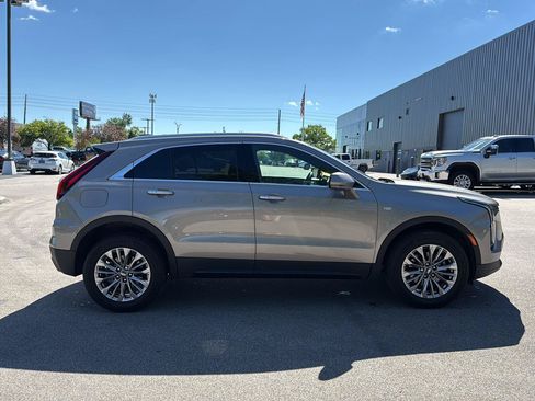 Used 2025 Cadillac XT4 Premium Luxury AWD/4WD image 2