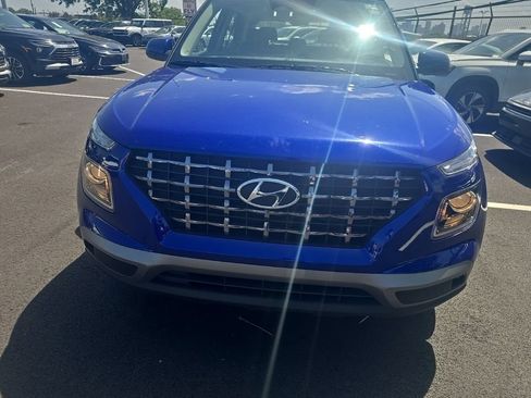 Used 2025 Hyundai Venue SEL FWD image 2
