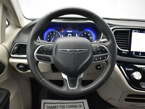 Used 2023 Chrysler Pacifica Touring-L FWD image 20
