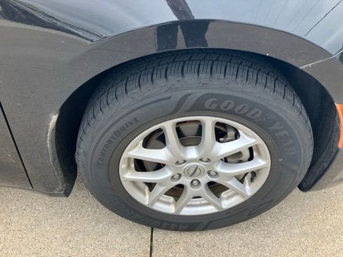 Used 2023 Chrysler Pacifica Touring-L FWD image 10
