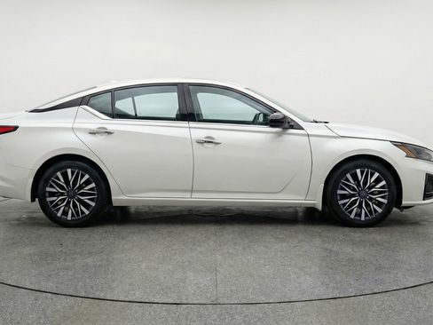 Used 2025 Nissan Altima 2.5 SV image 11