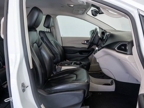 Used 2017 Chrysler Pacifica Touring-L FWD image 9