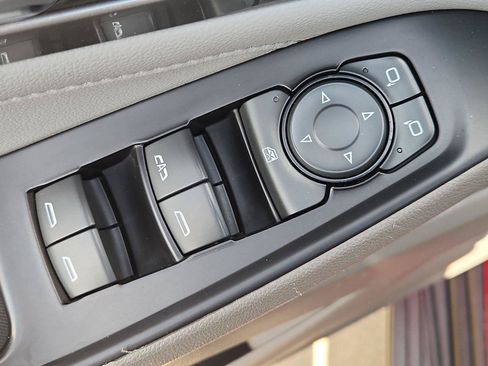 Used 2018 Chevrolet Traverse LT FWD image 22