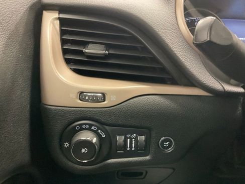 Used 2018 Jeep Cherokee Limited AWD/4WD image 18