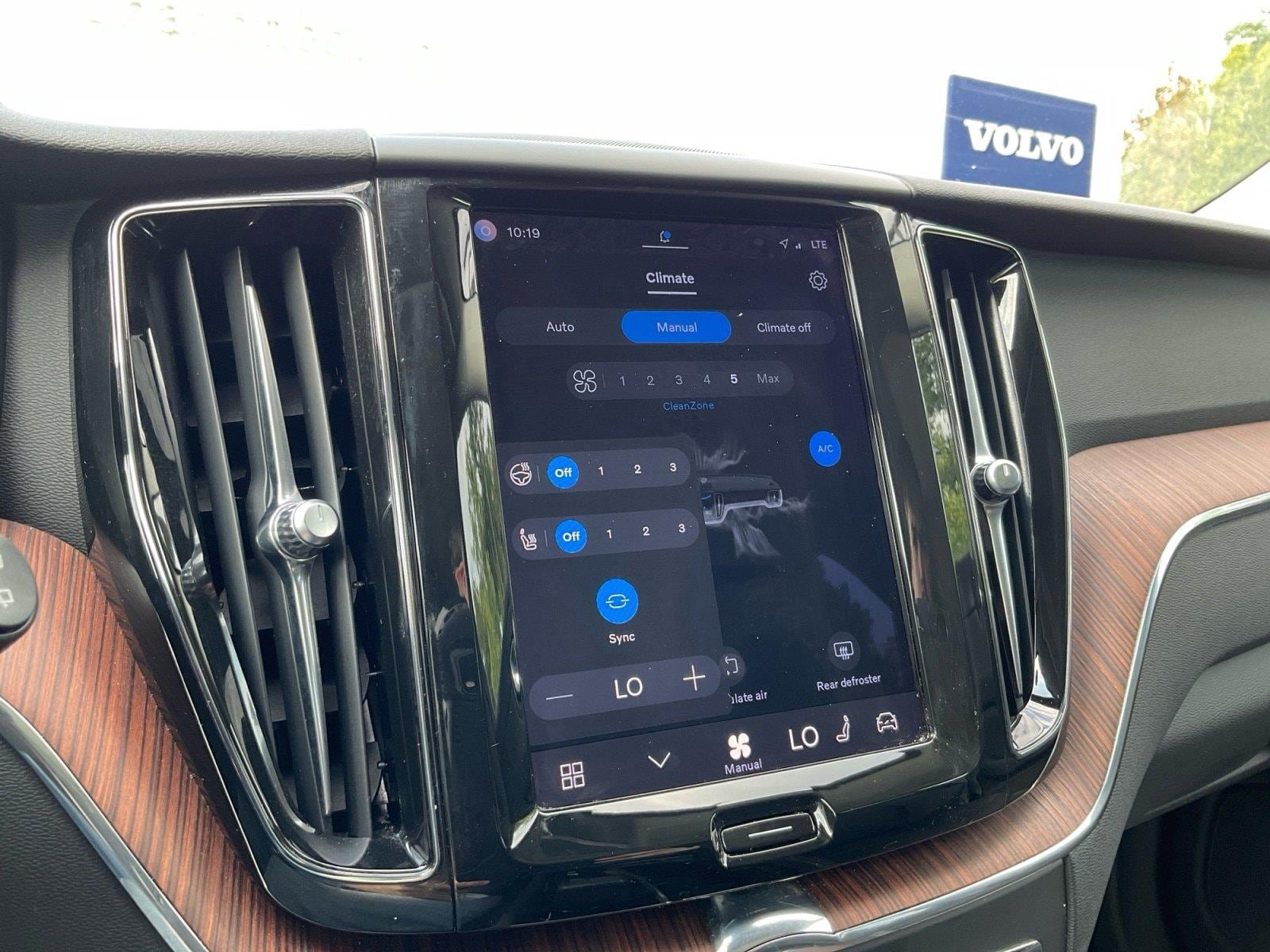 Certified 2023 Volvo XC60 B5 Plus AWD/4WD image 24