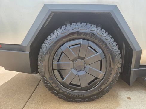 Used 2024 Tesla Cybertruck AWD Crew Cab image 10