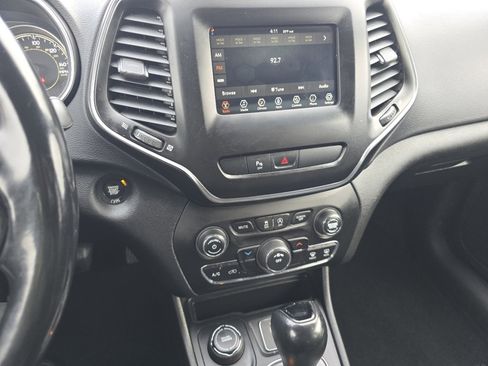 Used 2019 Jeep Cherokee Latitude Plus image 27