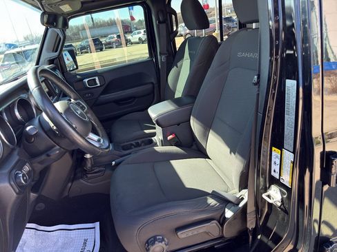 Used 2019 Jeep Wrangler Unlimited Sahara image 10