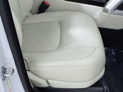 Used 2020 Land Rover Range Rover HSE image 17