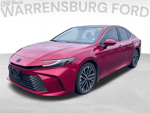 Used 2025 Toyota Camry XLE FWD image 3