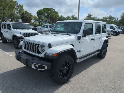 Used 2025 Jeep Wrangler Unlimited Sahara AWD/4WD image 10