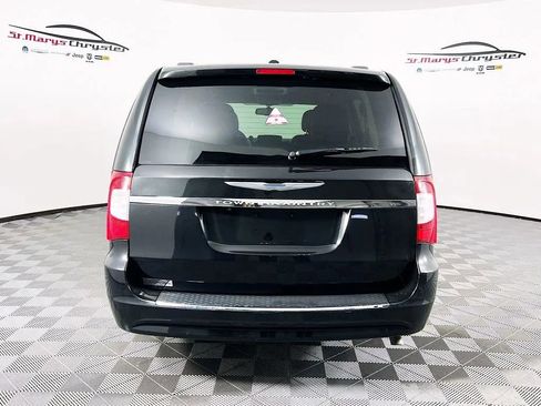 Used 2014 Chrysler Town & Country Touring image 7