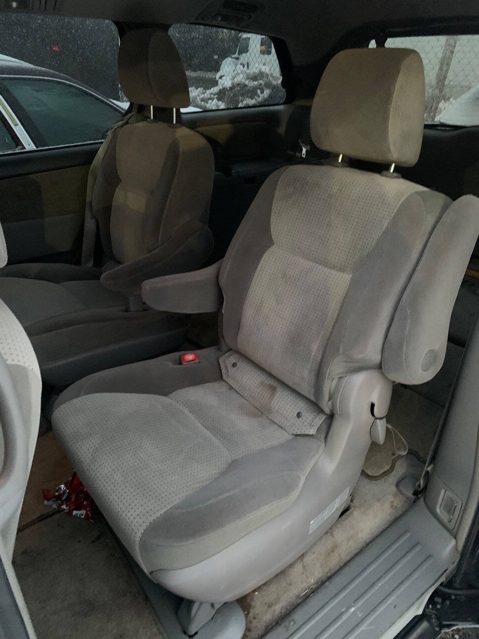Used 2009 Toyota Sienna LE FWD image 2