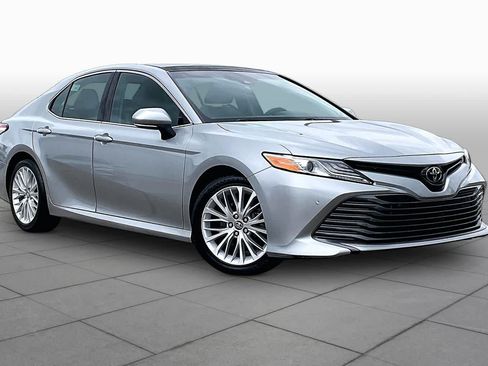 Used 2018 Toyota Camry XLE FWD image 3
