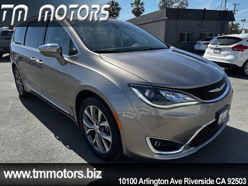 Used 2017 Chrysler Pacifica Limited w/ UConnect Theater Package FWD image 20