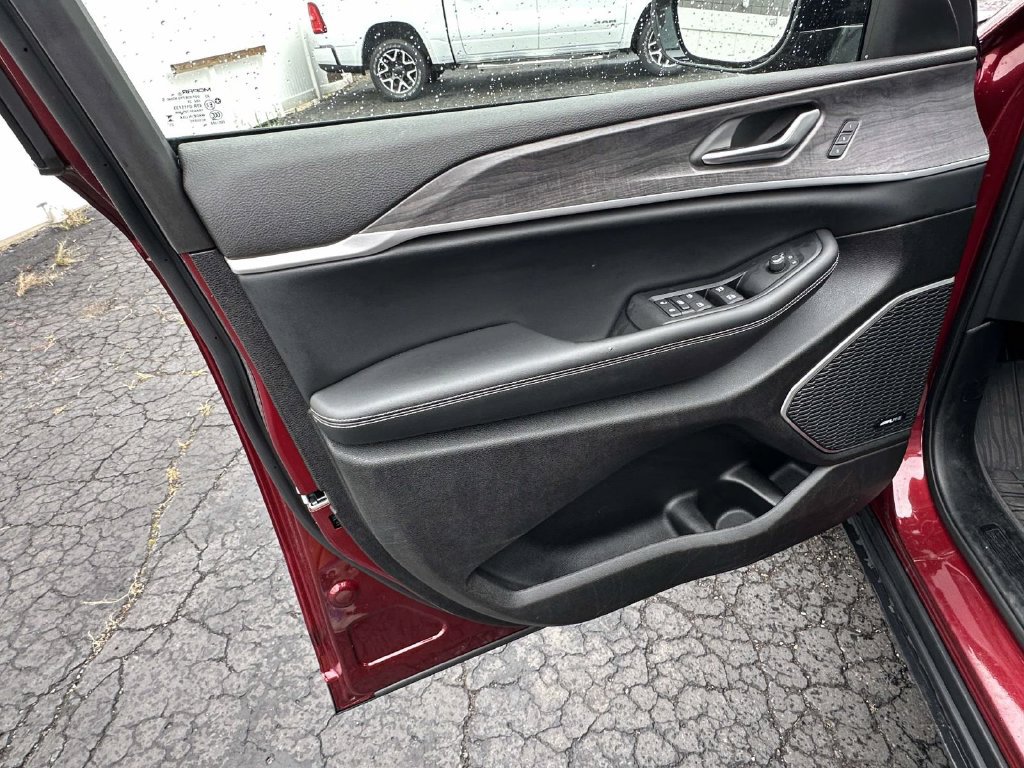 Used 2023 Jeep Grand Cherokee 4WD 4xe image 16