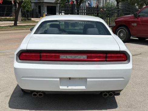 Used 2014 Dodge Challenger SXT RWD image 21