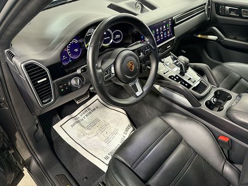Certified 2023 Porsche Cayenne Turbo S AWD/4WD image 4