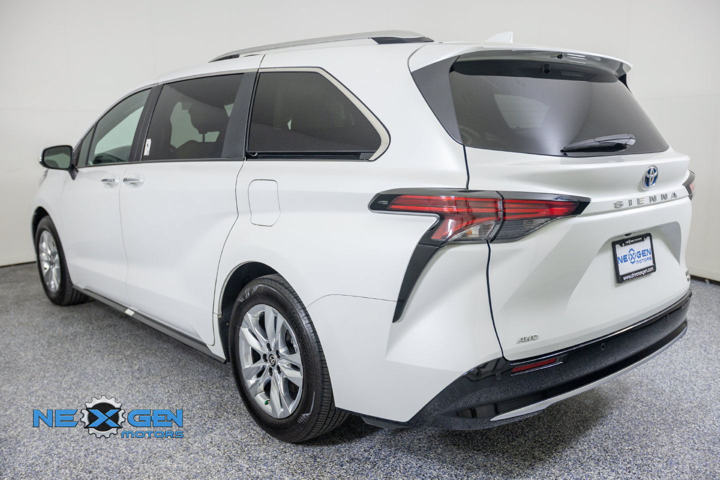 Used 2024 Toyota Sienna Limited AWD/4WD image 6