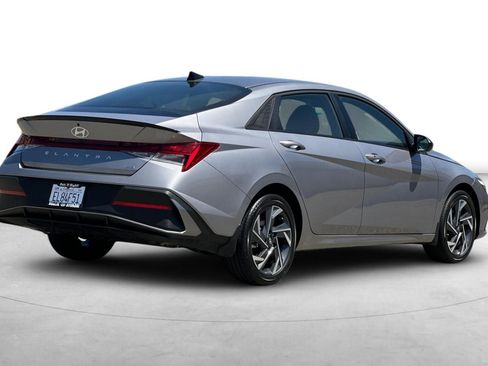 Certified 2025 Hyundai Elantra SEL FWD image 8