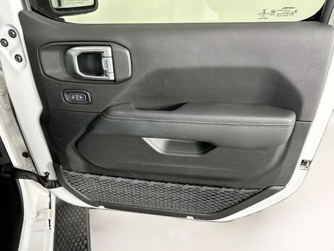 Used 2022 Jeep Wrangler Unlimited Sahara AWD/4WD image 31