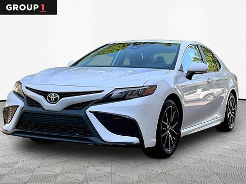 Certified 2022 Toyota Camry SE FWD image 1