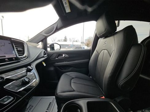 New 2026 Chrysler Pacifica Select image 40