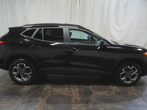 Used 2024 Chevrolet Trax LT w/ Sunroof Package FWD image 4